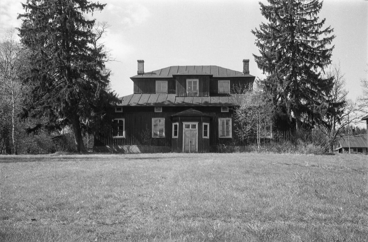 Foto i sort-hvid af finsk herregård Alikartanon (Frugård på svensk). Hovedbygning opført i træ.