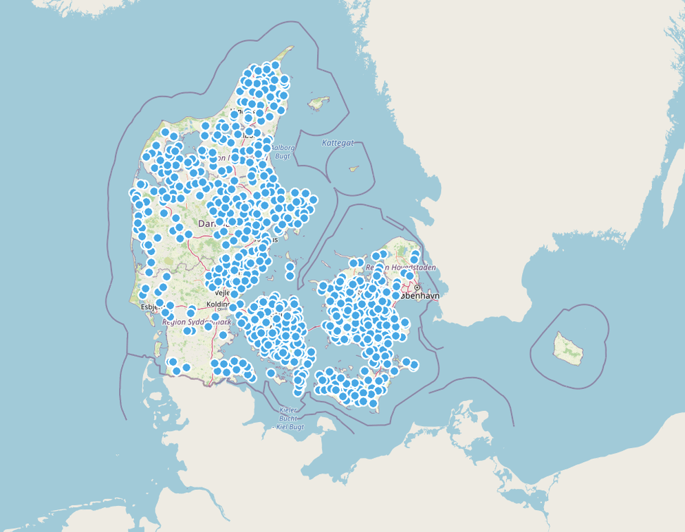 Map of Denmark with more than 700 blue dots, each representing a manor house.